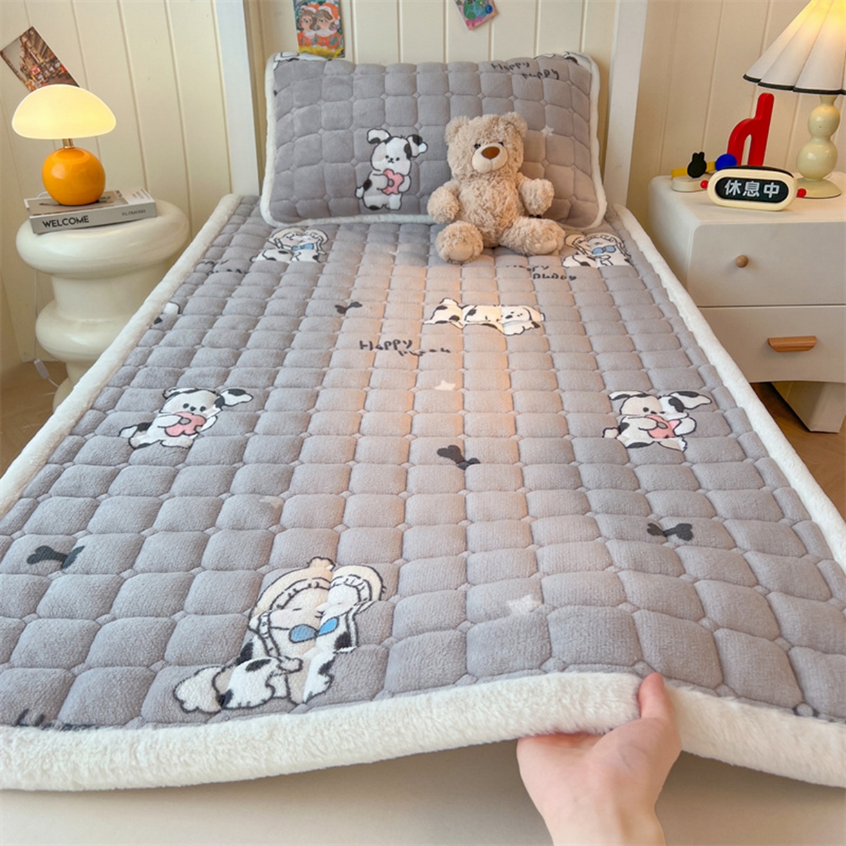 91家纺网 家纺一手货源 找家纺 喜居 2025新款印花牛奶绒夹棉床褥垫床垫子褥子 调皮点点