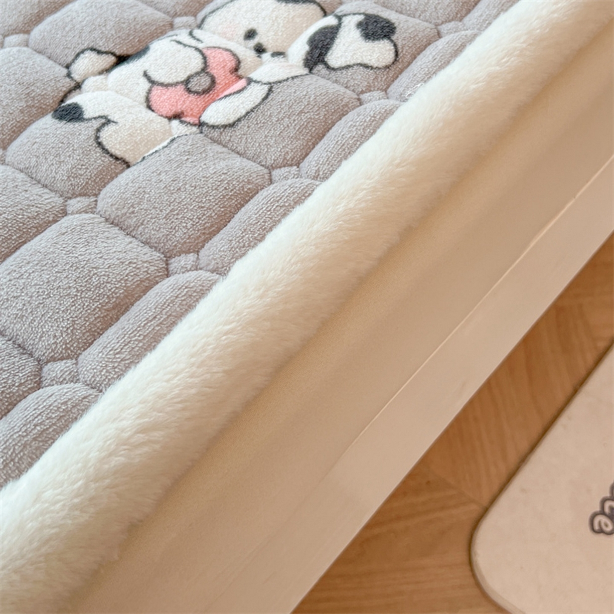 91家纺网 家纺一手货源 找家纺 喜居 2025新款印花牛奶绒夹棉床褥垫床垫子褥子 调皮点点