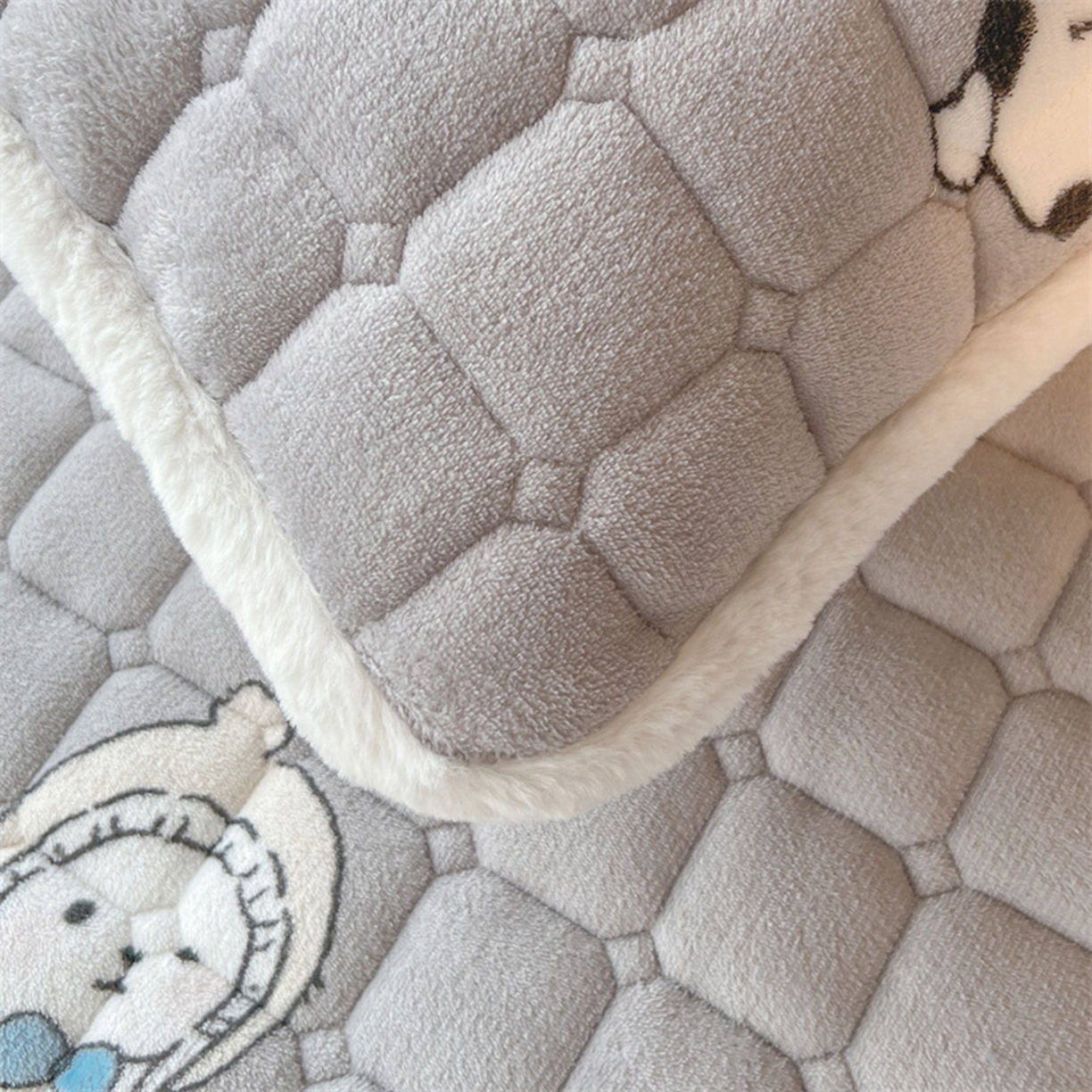 91家纺网 家纺一手货源 找家纺 喜居 2025新款印花牛奶绒夹棉床褥垫床垫子褥子 调皮点点