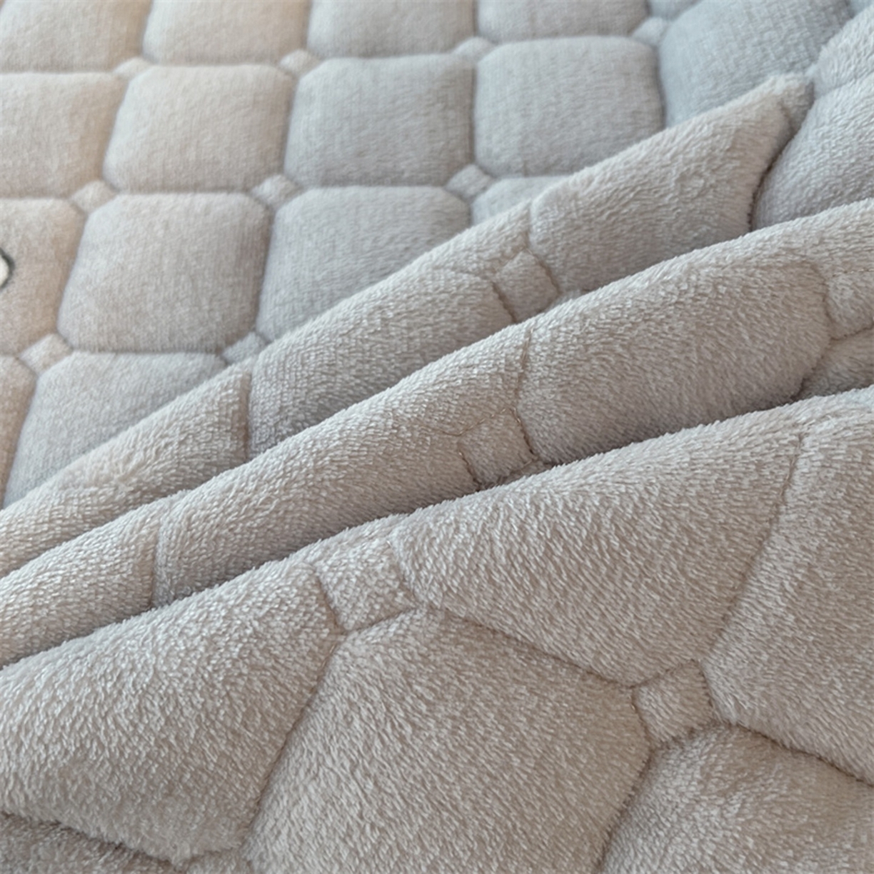 91家纺网 家纺一手货源 找家纺 喜居 2025新款印花牛奶绒夹棉床褥垫床垫子褥子 调皮点点