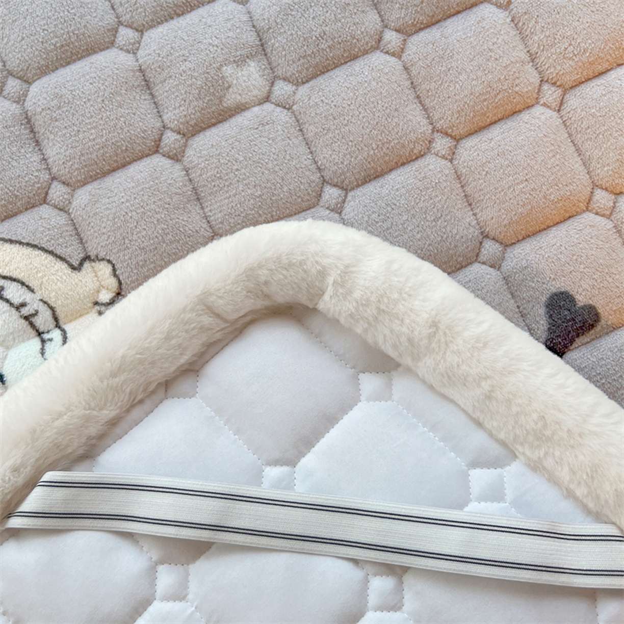 91家纺网 家纺一手货源 找家纺 喜居 2025新款印花牛奶绒夹棉床褥垫床垫子褥子 调皮点点