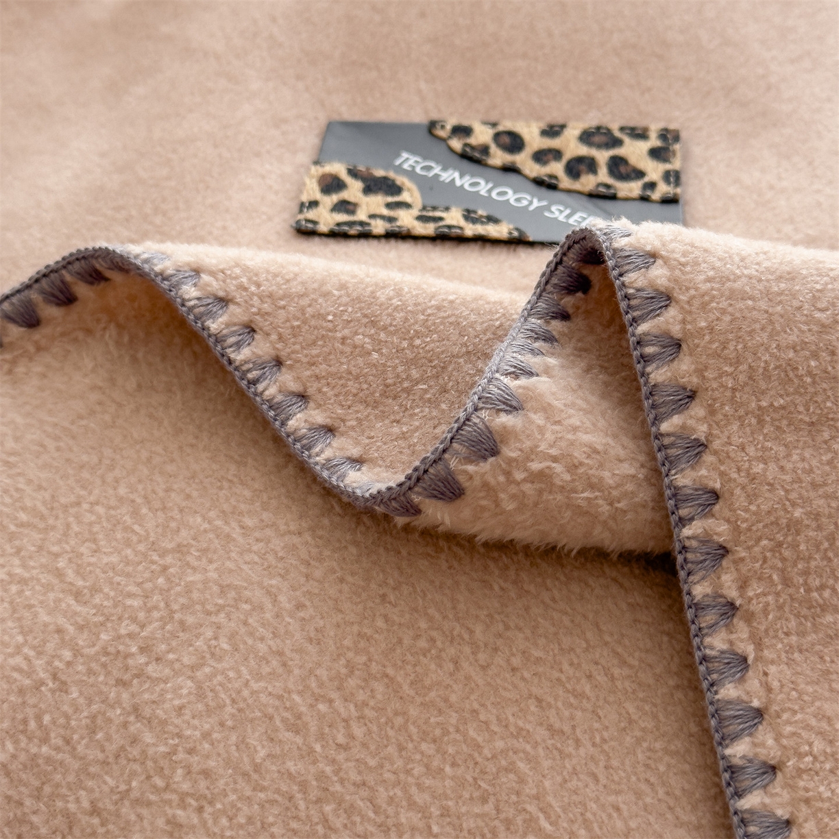 91家纺网 家纺一手货源 找家纺 丝幔家纺 2025新款A类羊棉绒原创设计毛毯系列 奶咖