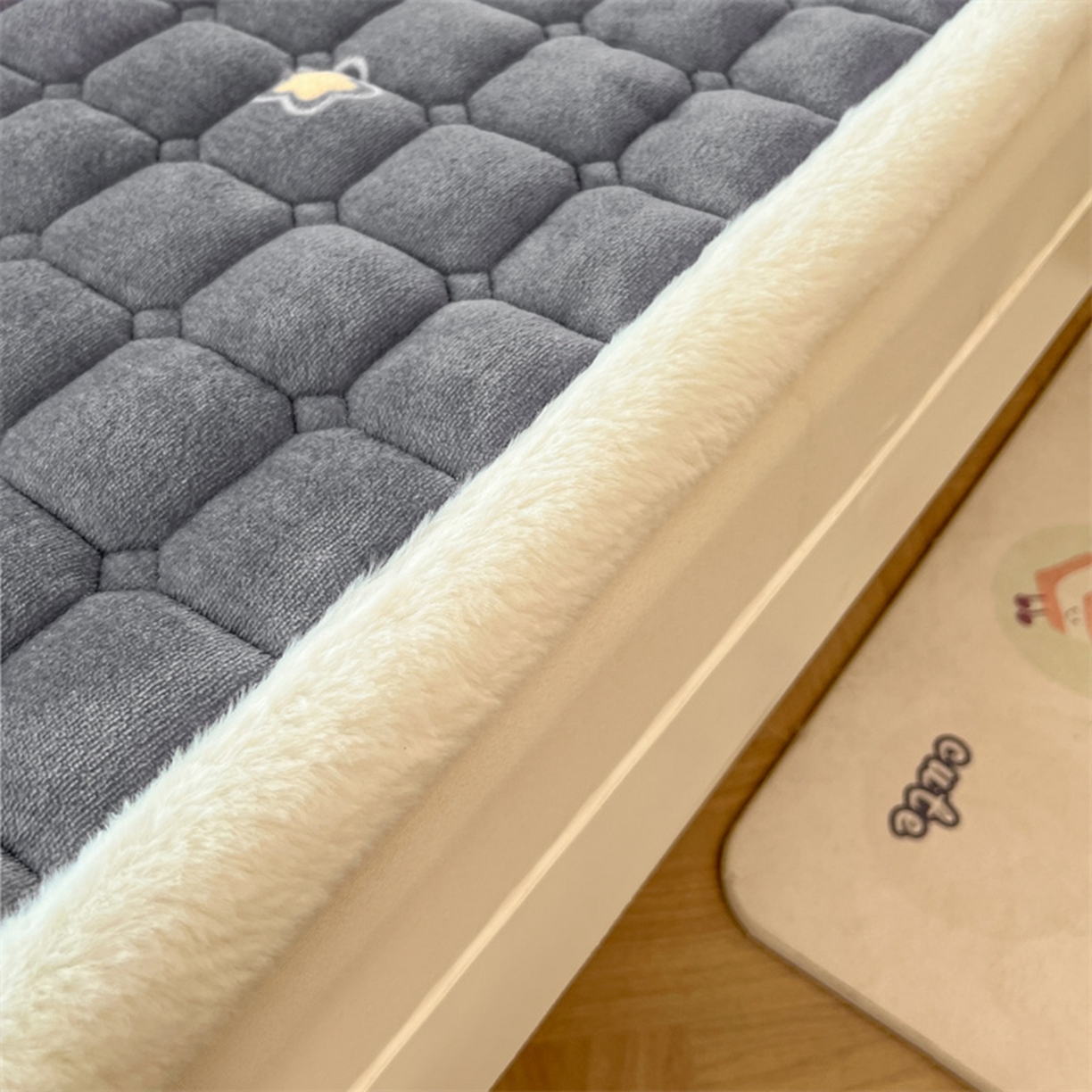 91家纺网 家纺一手货源 找家纺 喜居 2025新款印花牛奶绒夹棉床褥垫床垫子褥子 嘟嘟狗