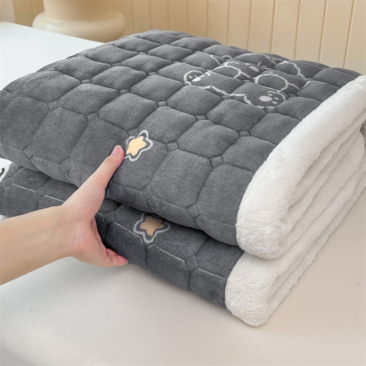 91家纺网 家纺一手货源 找家纺 喜居 2025新款印花牛奶绒夹棉床褥垫床垫子褥子 嘟嘟狗