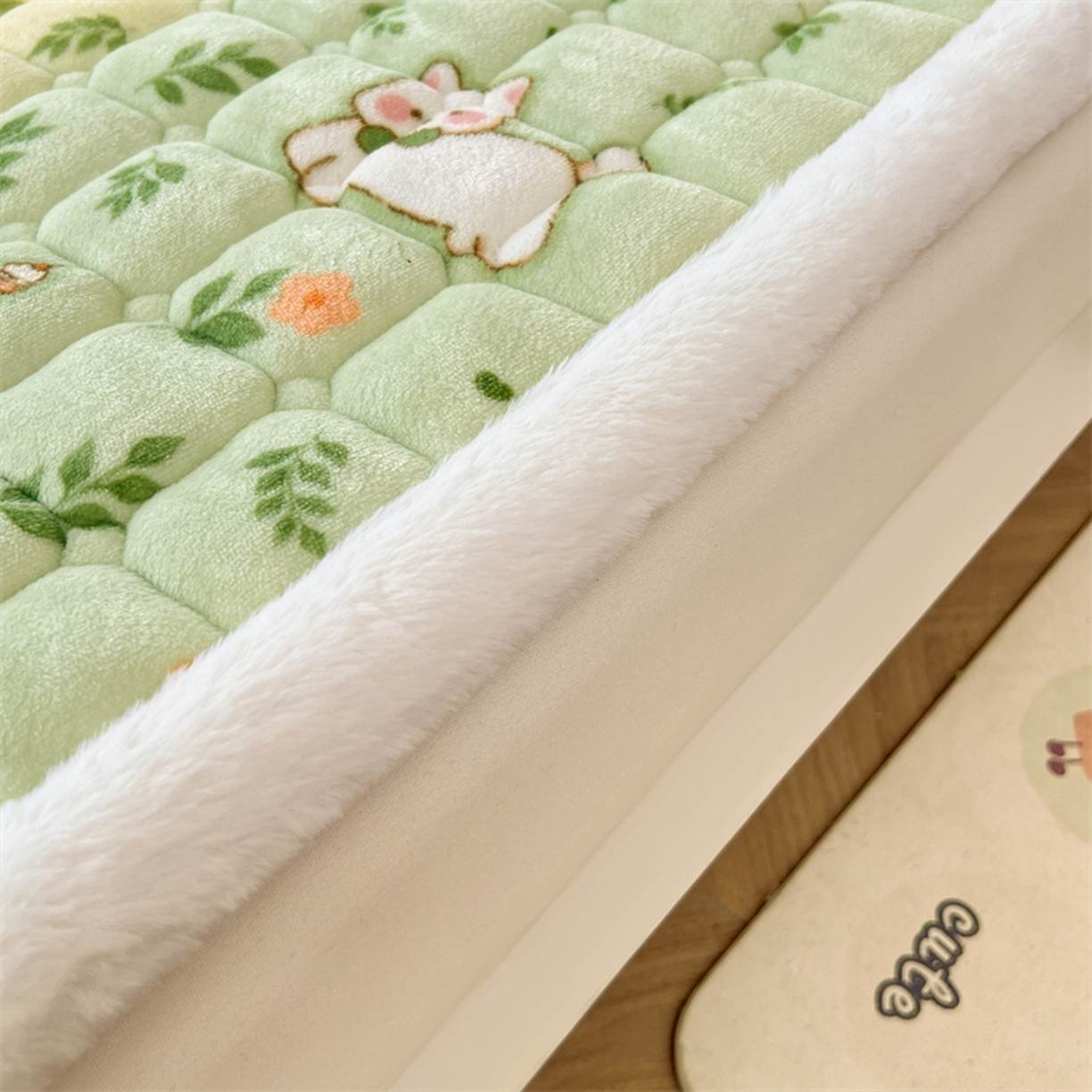 91家纺网 家纺一手货源 找家纺 喜居 2025新款印花牛奶绒夹棉床褥垫床垫子褥子 花丛小汪