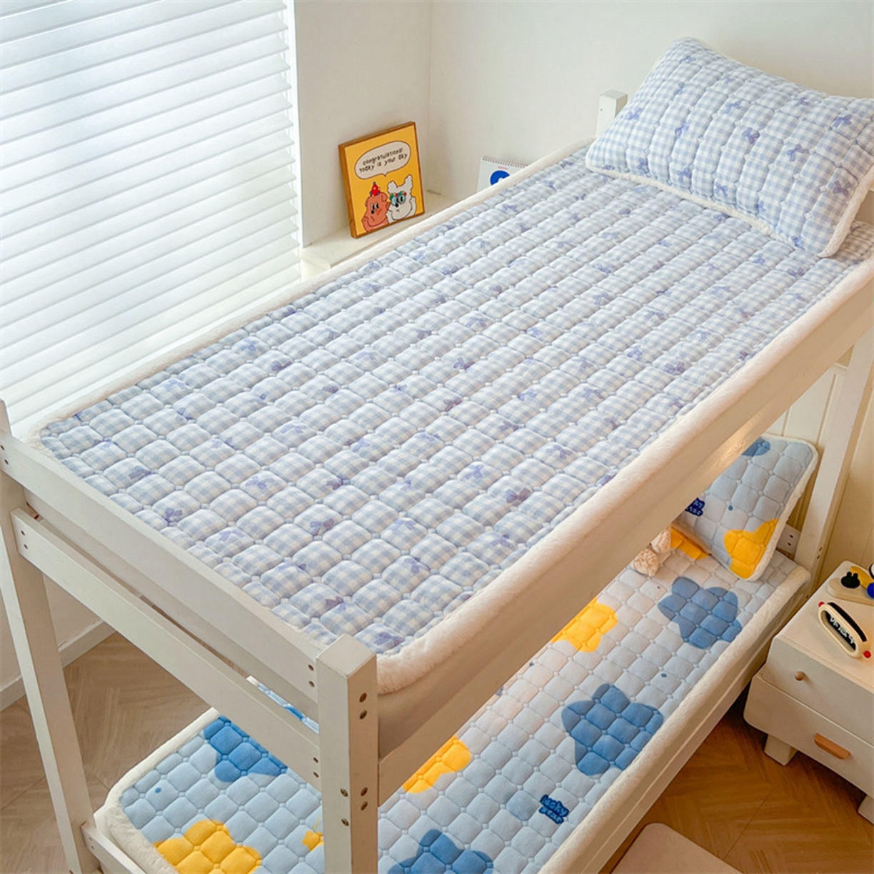 91家纺网 家纺一手货源 找家纺 喜居 2025新款印花牛奶绒夹棉床褥垫床垫子褥子 兰格浅浅