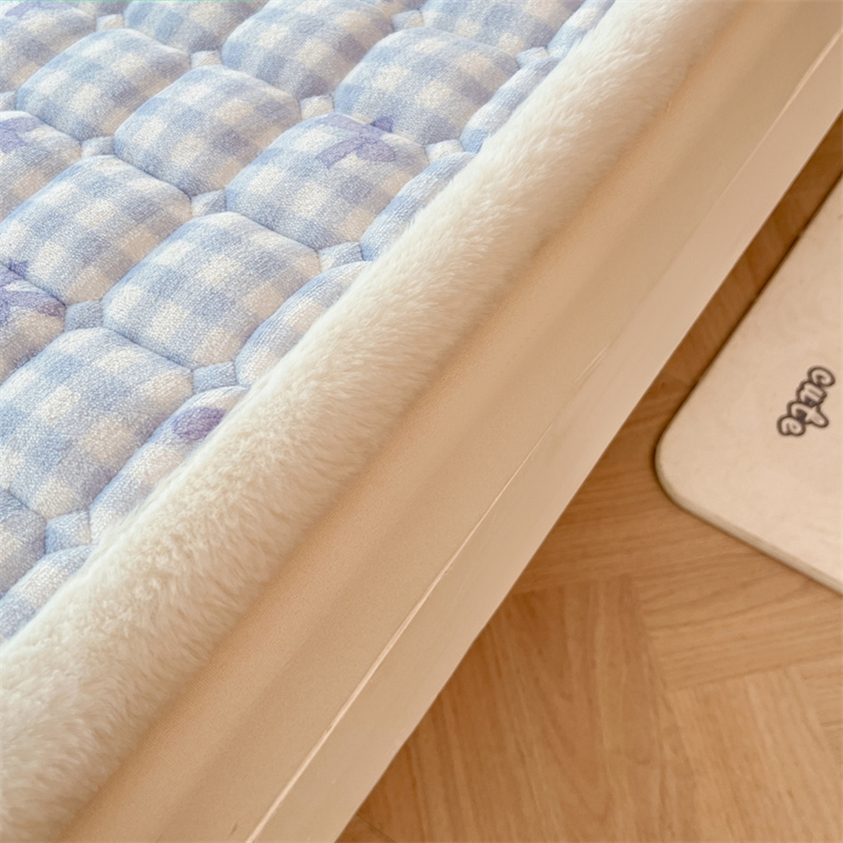 91家纺网 家纺一手货源 找家纺 喜居 2025新款印花牛奶绒夹棉床褥垫床垫子褥子 兰格浅浅