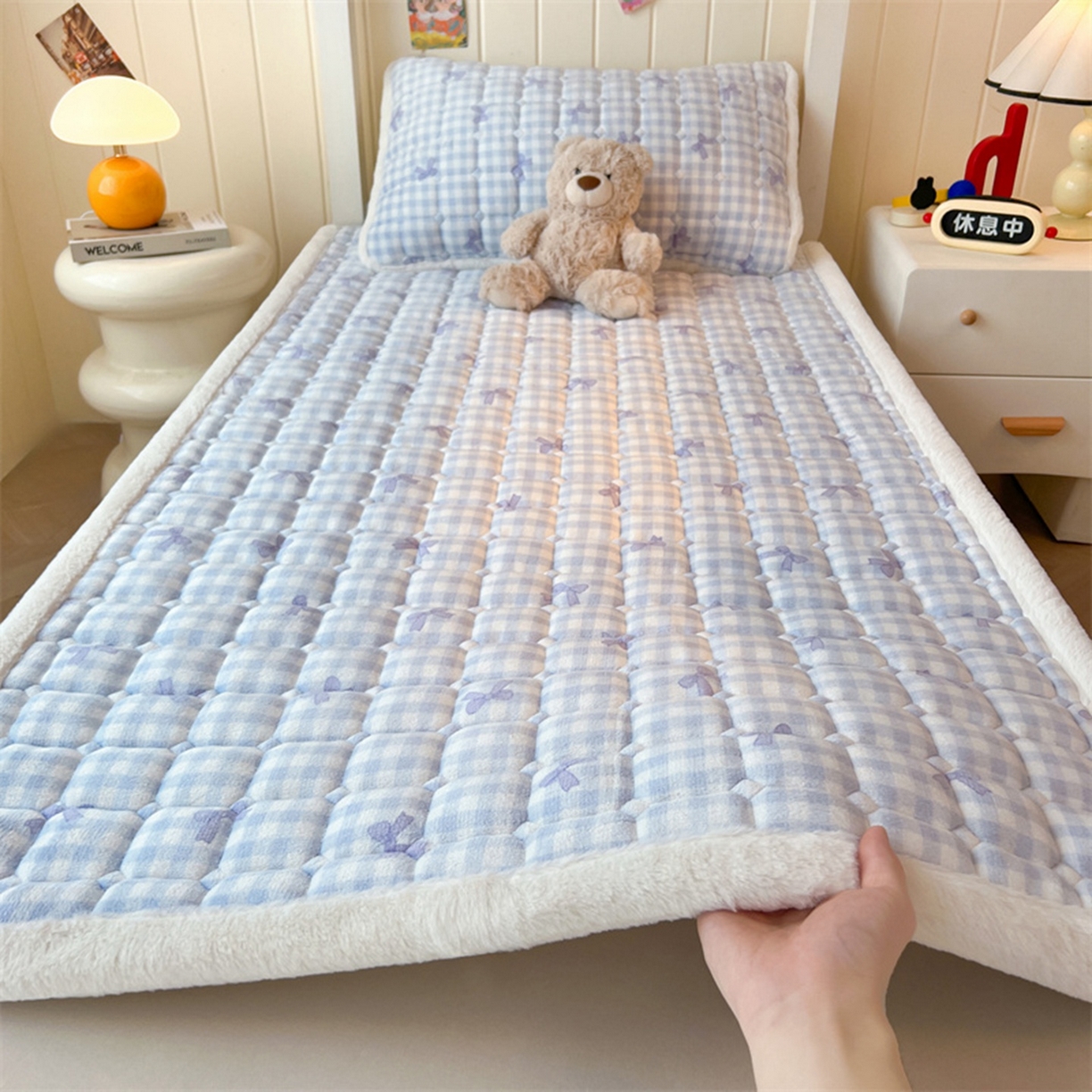 91家纺网 家纺一手货源 找家纺 喜居 2025新款印花牛奶绒夹棉床褥垫床垫子褥子 兰格浅浅