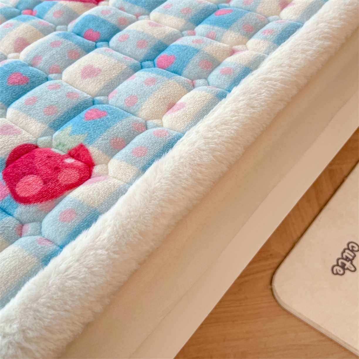 91家纺网 家纺一手货源 找家纺 喜居 2025新款印花牛奶绒夹棉床褥垫床垫子褥子 莓烦恼