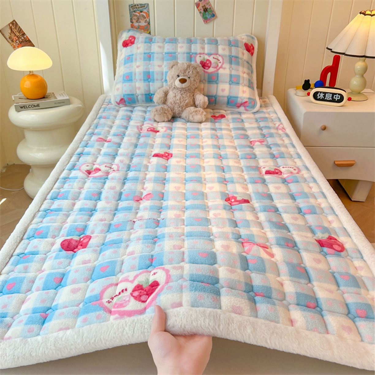 91家纺网 家纺一手货源 找家纺 喜居 2025新款印花牛奶绒夹棉床褥垫床垫子褥子 莓烦恼
