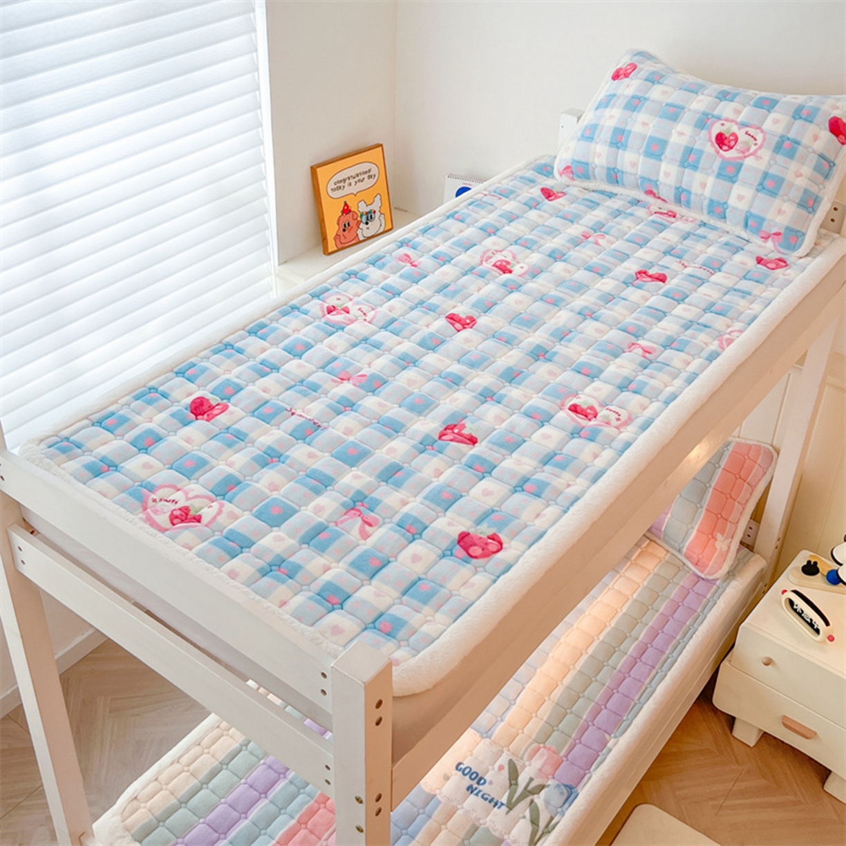 91家纺网 家纺一手货源 找家纺 喜居 2025新款印花牛奶绒夹棉床褥垫床垫子褥子 莓烦恼