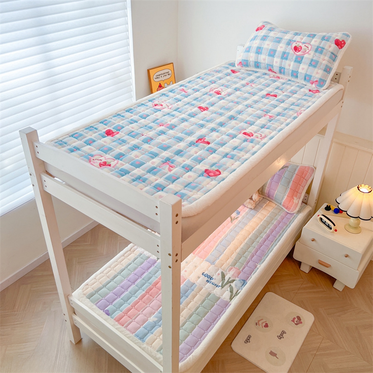 91家纺网 家纺一手货源 找家纺 喜居 2025新款印花牛奶绒夹棉床褥垫床垫子褥子 莓烦恼