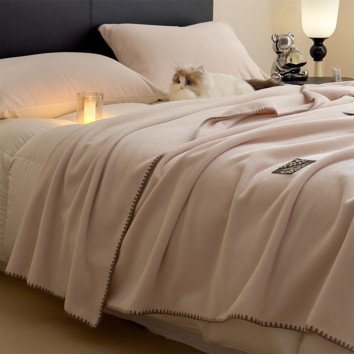 91家纺网 家纺一手货源 找家纺 丝幔家纺 2025新款A类羊棉绒原创设计毛毯系列 奶昔白