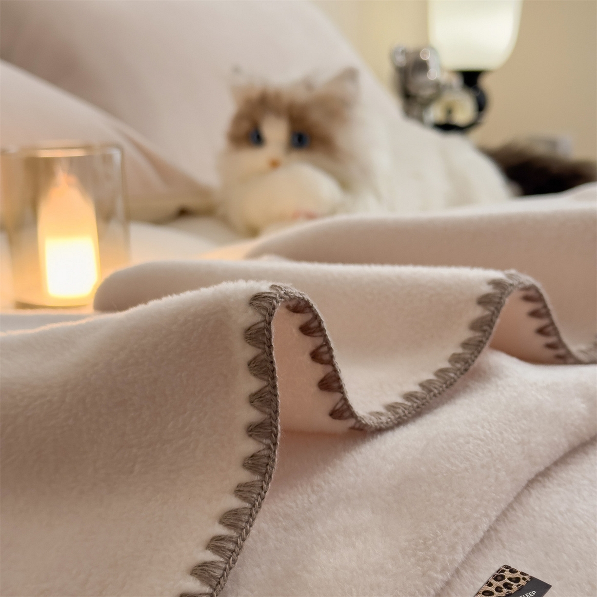 91家纺网 家纺一手货源 找家纺 丝幔家纺 2025新款A类羊棉绒原创设计毛毯系列 奶昔白