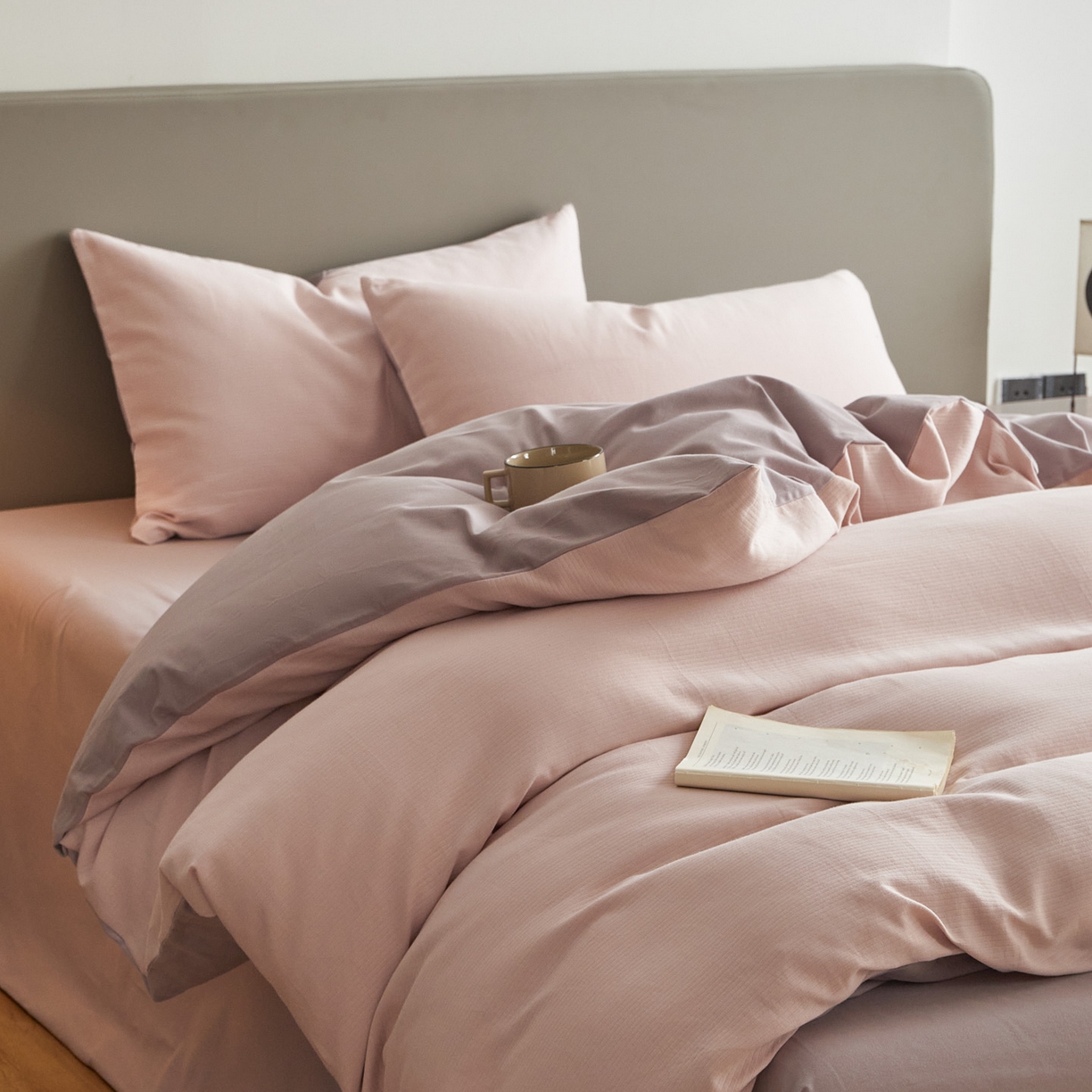 91家纺网 家纺一手货源 找家纺 慕尚家纺 2025新款100s全棉提花磨毛四件套 白桃烟粉+雪紫色