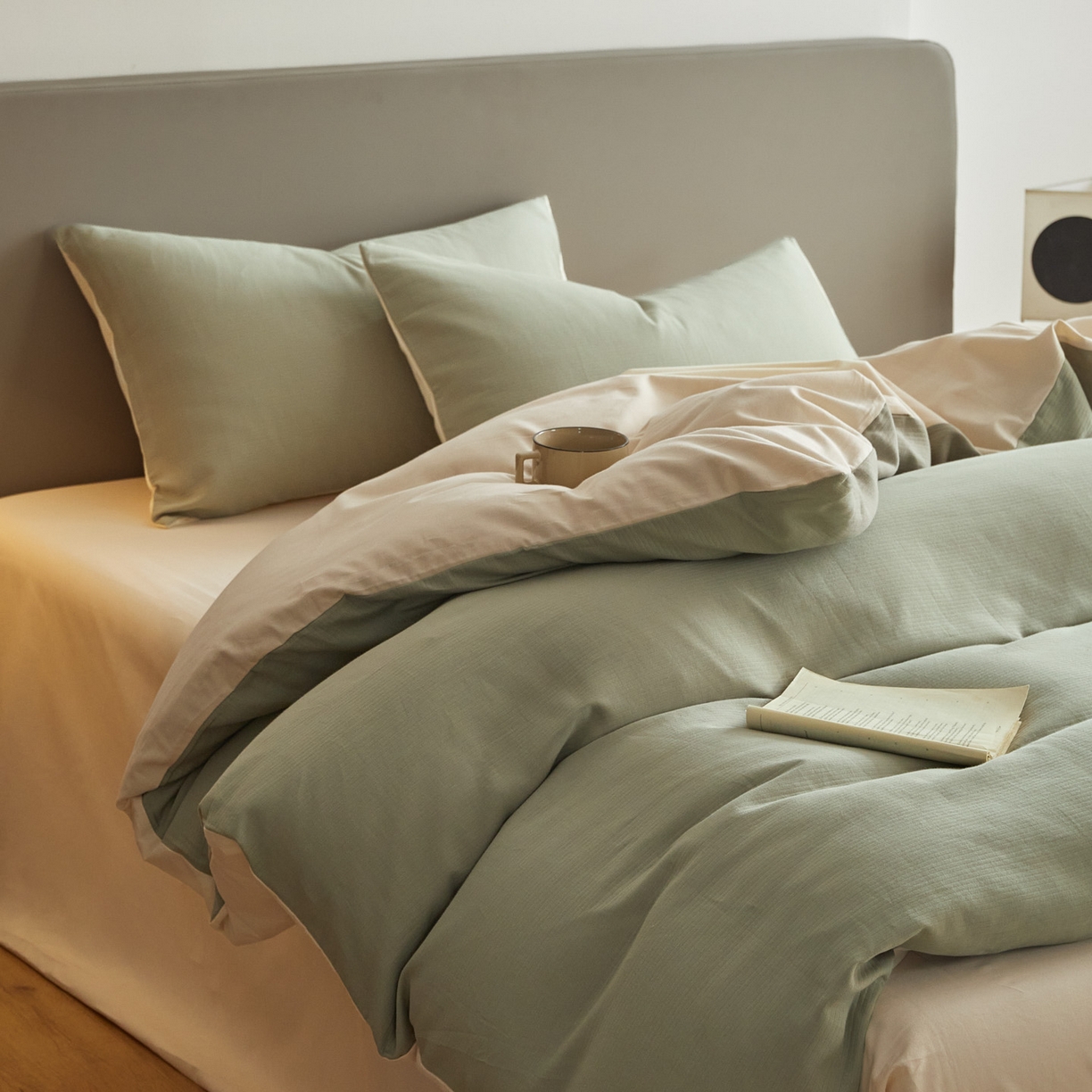 91家纺网 家纺一手货源 找家纺 慕尚家纺 2025新款100s全棉提花磨毛四件套 松露青+舒芙蕾白