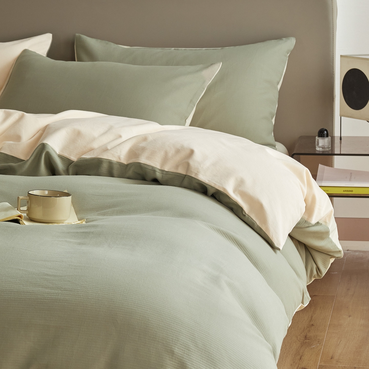 91家纺网 家纺一手货源 找家纺 慕尚家纺 2025新款100s全棉提花磨毛四件套 松露青+舒芙蕾白