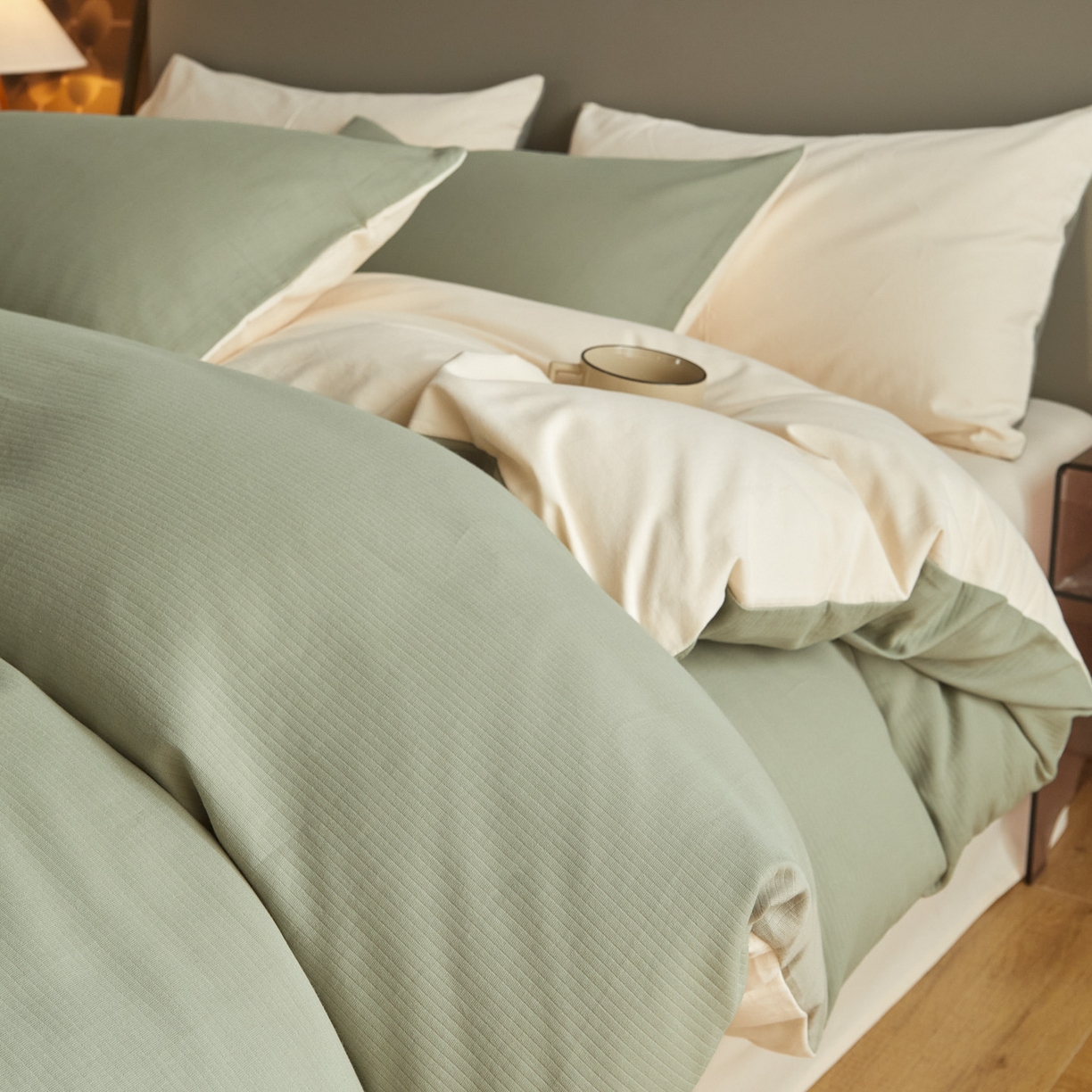 91家纺网 家纺一手货源 找家纺 慕尚家纺 2025新款100s全棉提花磨毛四件套 松露青+舒芙蕾白