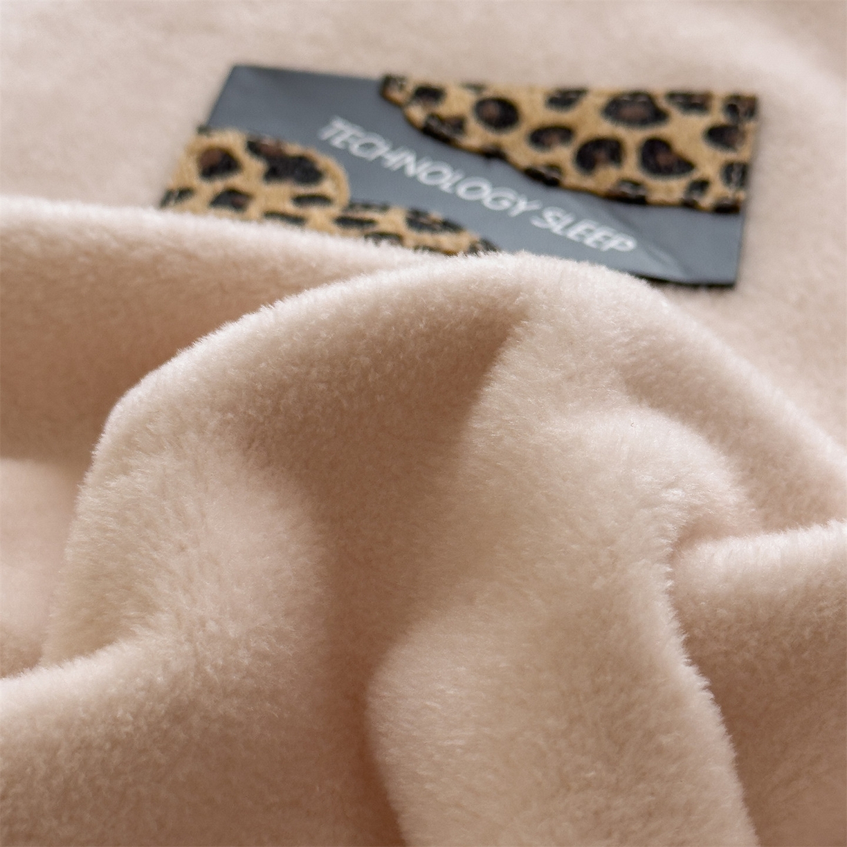 91家纺网 家纺一手货源 找家纺 丝幔家纺 2025新款A类羊棉绒原创设计毛毯系列 奶昔白