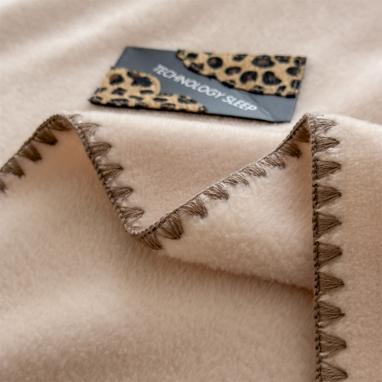 91家纺网 家纺一手货源 找家纺 丝幔家纺 2025新款A类羊棉绒原创设计毛毯系列 奶昔白