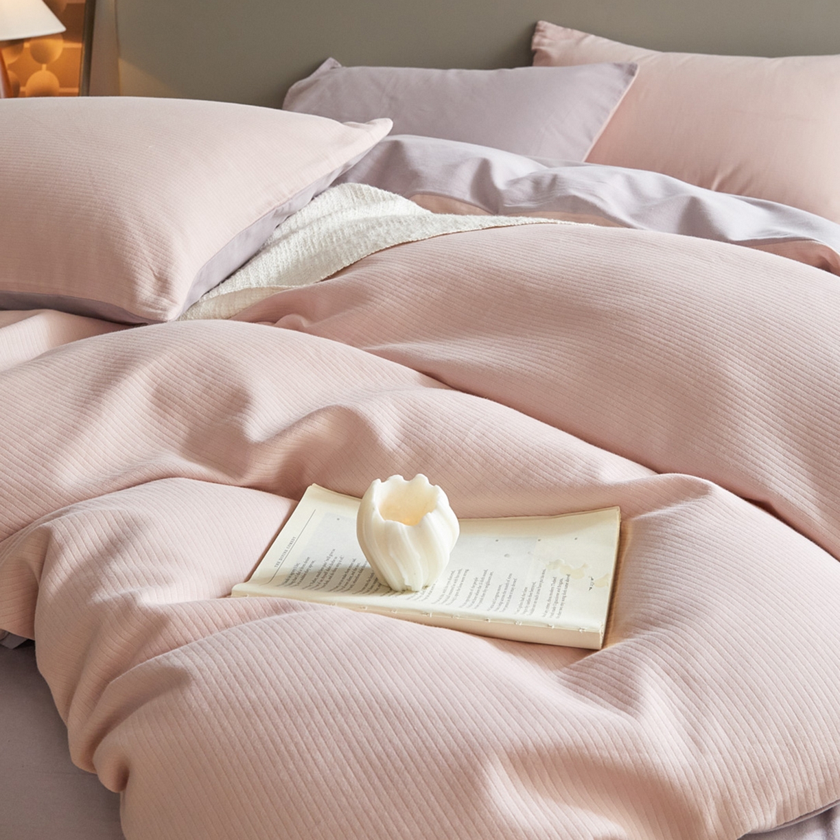 91家纺网 家纺一手货源 找家纺 慕尚家纺 2025新款100s全棉提花磨毛四件套 白桃烟粉+雪紫色