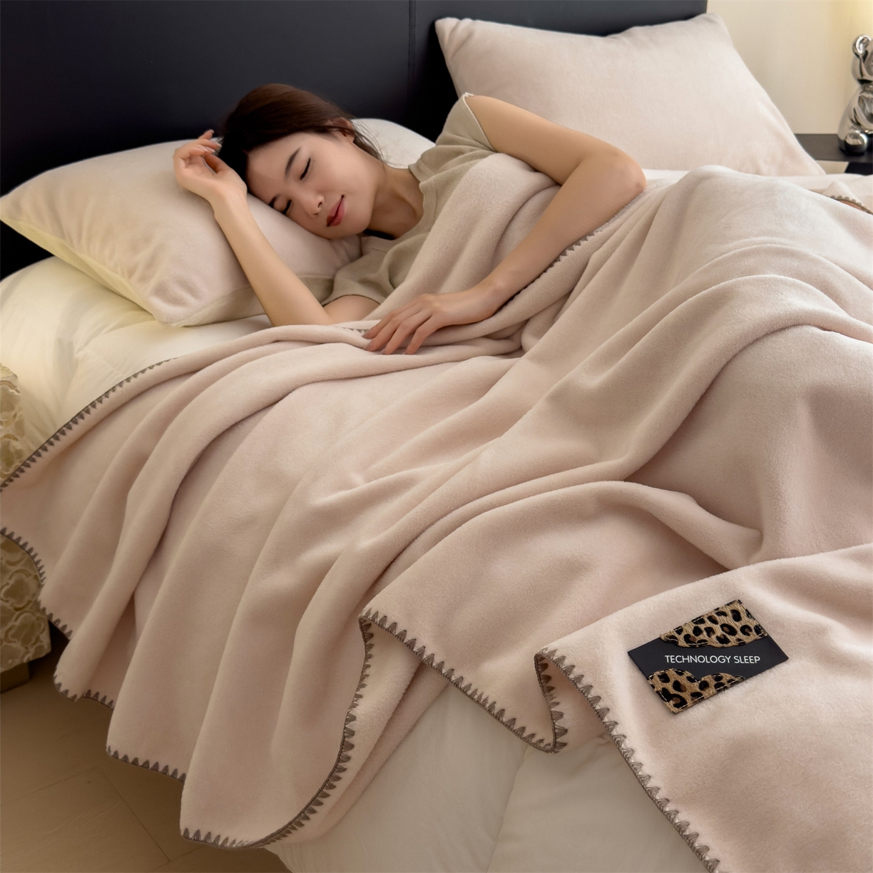 91家纺网 家纺一手货源 找家纺 丝幔家纺 2025新款A类羊棉绒原创设计毛毯系列 奶昔白