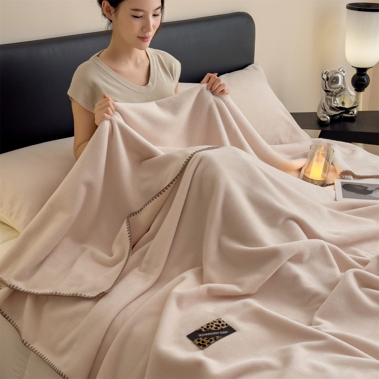 91家纺网 家纺一手货源 找家纺 丝幔家纺 2025新款A类羊棉绒原创设计毛毯系列 奶昔白