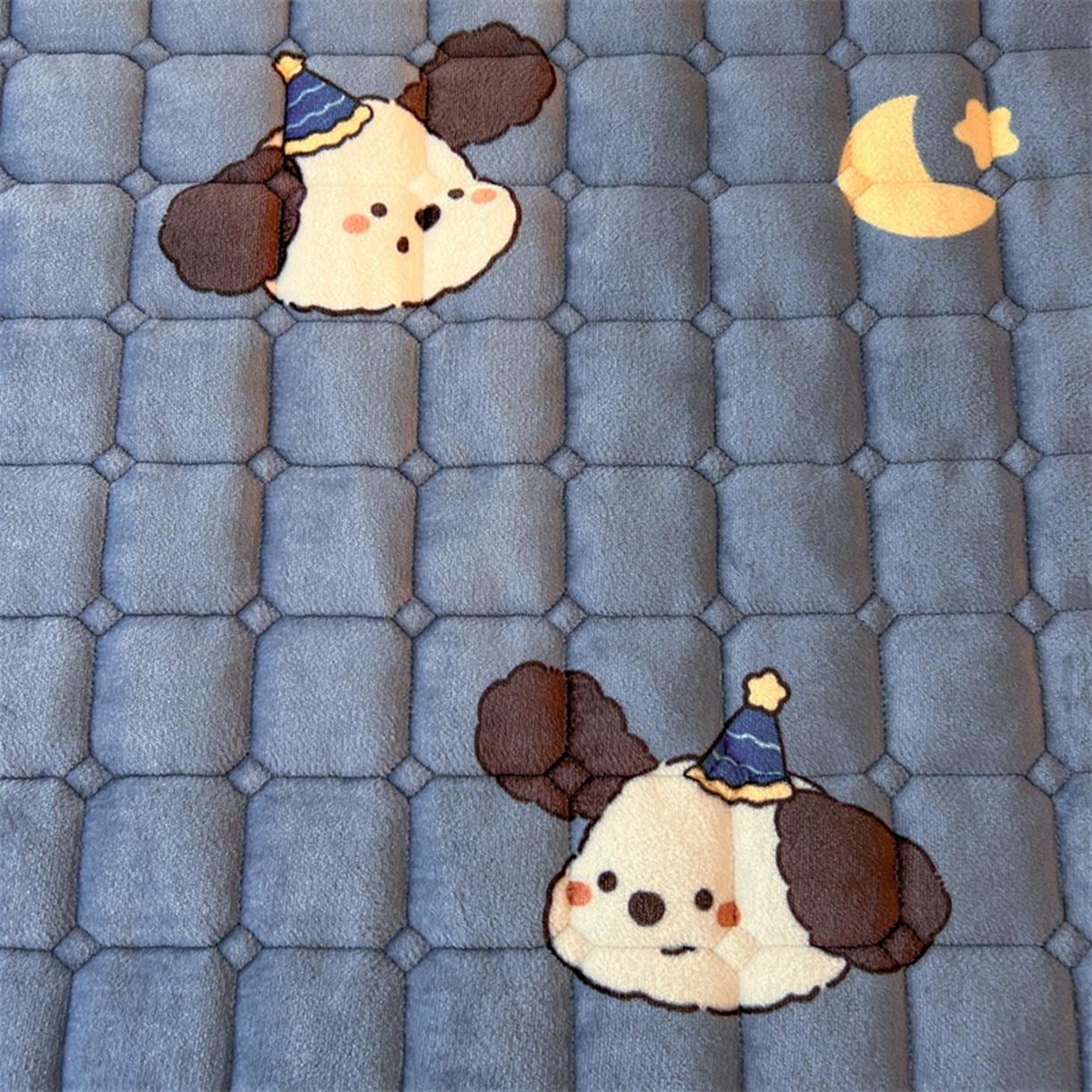 91家纺网 家纺一手货源 找家纺 喜居 2025新款印花牛奶绒夹棉床褥垫床垫子褥子 萌宠星空