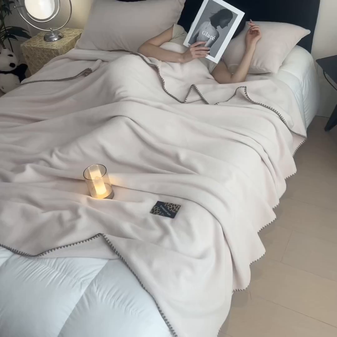 91家纺网 家纺一手货源 找家纺 丝幔家纺 2025新款A类羊棉绒原创设计毛毯系列 奶昔白