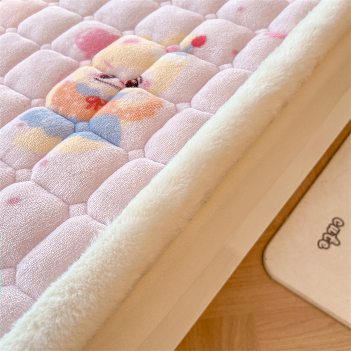 91家纺网 家纺一手货源 找家纺 喜居 2025新款印花牛奶绒夹棉床褥垫床垫子褥子 梦幻bubu