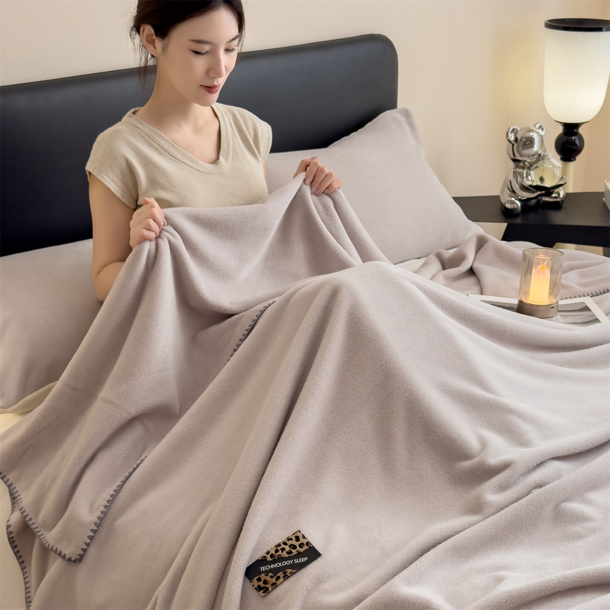 91家纺网 家纺一手货源 找家纺 丝幔家纺 2025新款A类羊棉绒原创设计毛毯系列 浅灰