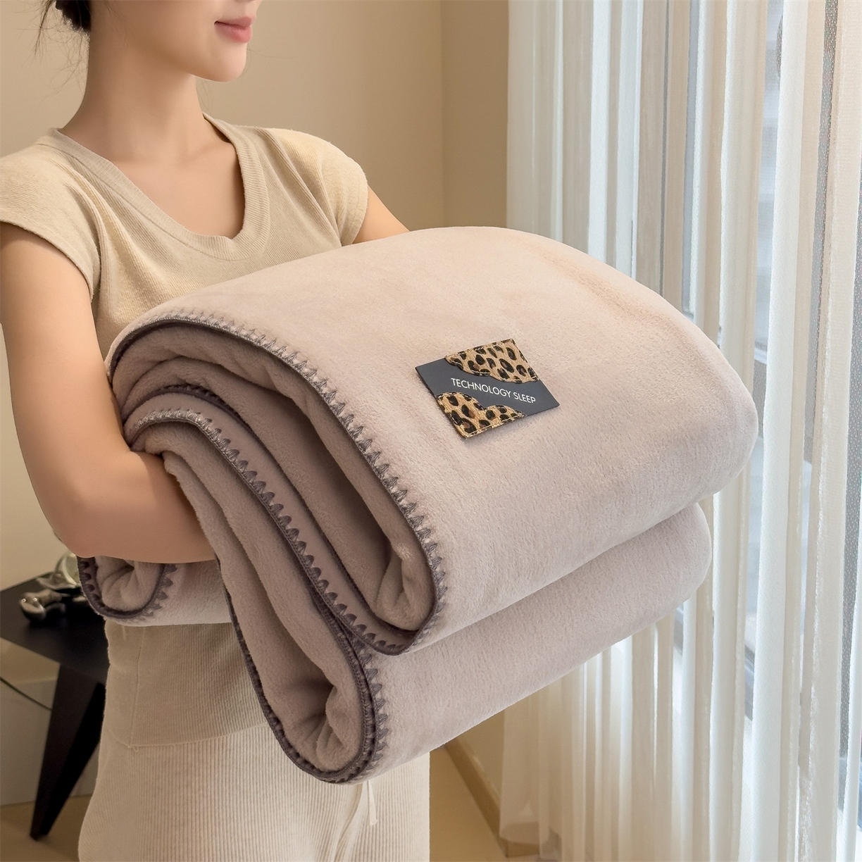 91家纺网 家纺一手货源 找家纺 丝幔家纺 2025新款A类羊棉绒原创设计毛毯系列 浅灰