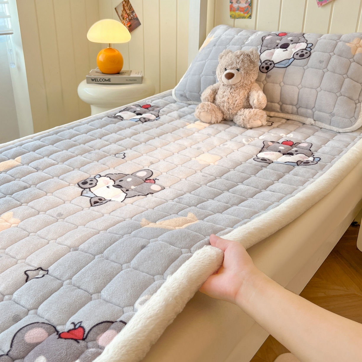 91家纺网 家纺一手货源 找家纺 喜居 2025新款印花牛奶绒夹棉床褥垫床垫子褥子 苹果雪纳瑞