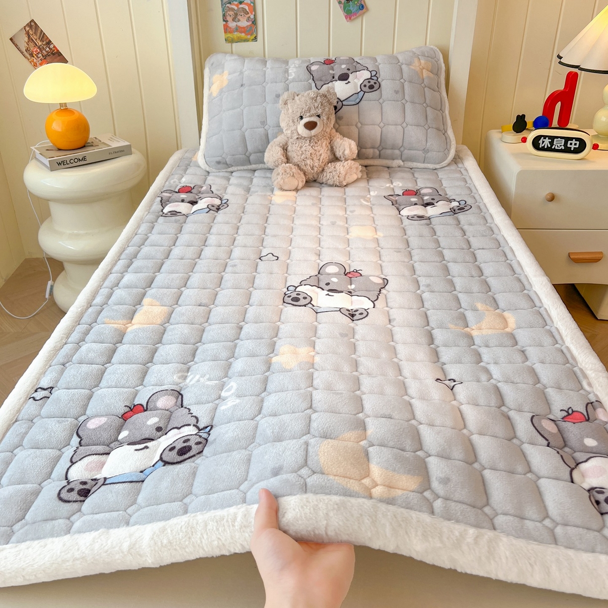 91家纺网 家纺一手货源 找家纺 喜居 2025新款印花牛奶绒夹棉床褥垫床垫子褥子 苹果雪纳瑞