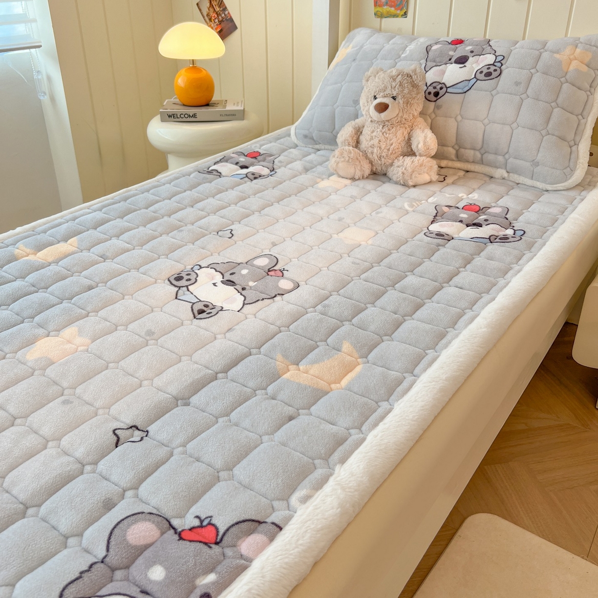 91家纺网 家纺一手货源 找家纺 喜居 2025新款印花牛奶绒夹棉床褥垫床垫子褥子 苹果雪纳瑞