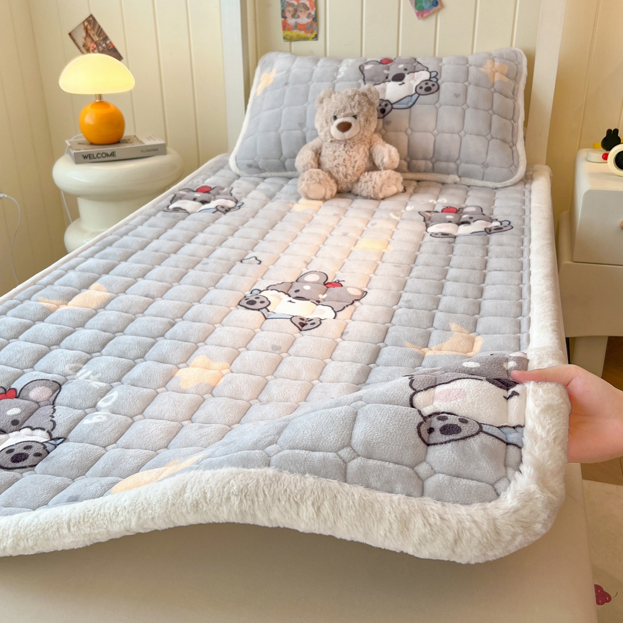 91家纺网 家纺一手货源 找家纺 喜居 2025新款印花牛奶绒夹棉床褥垫床垫子褥子 苹果雪纳瑞