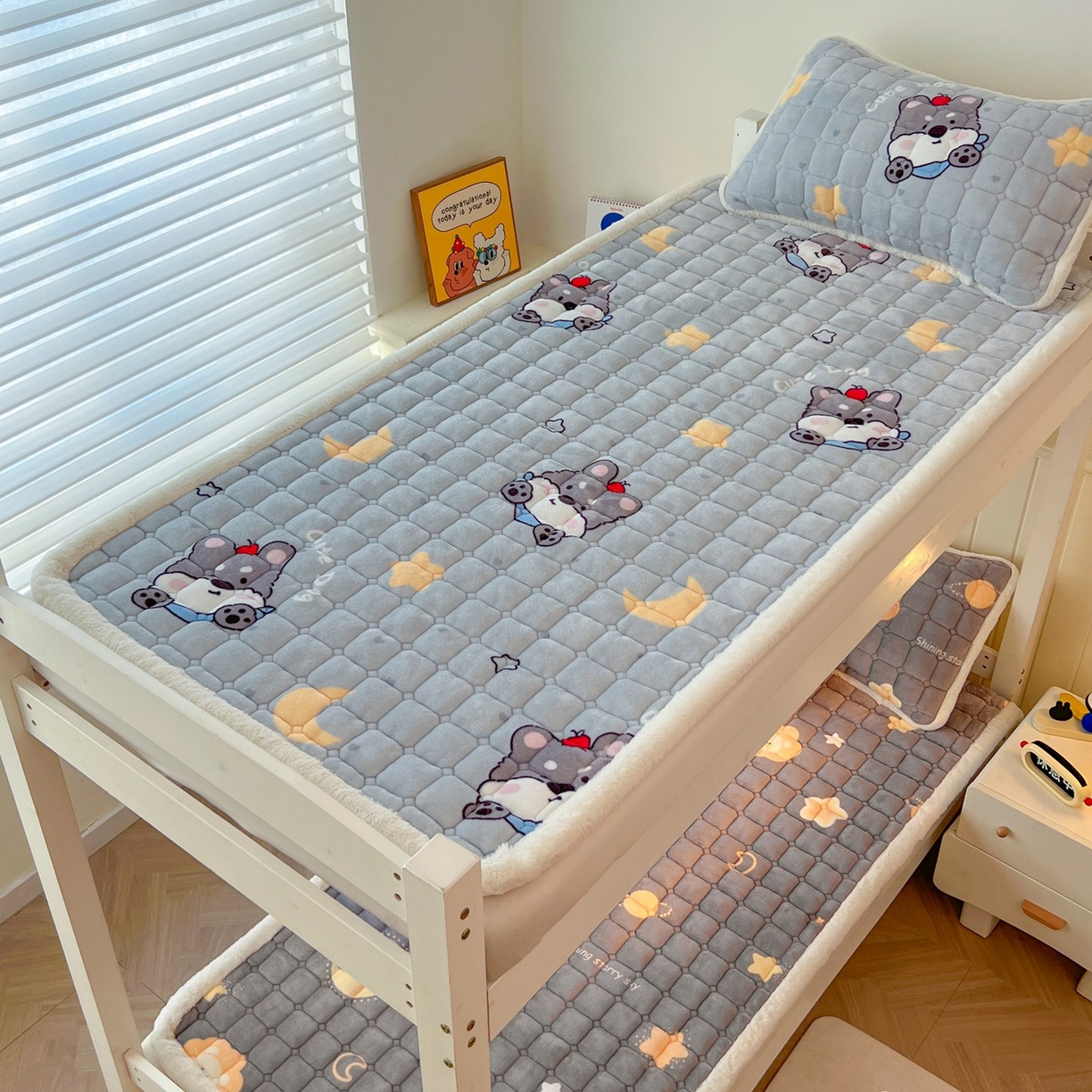 91家纺网 家纺一手货源 找家纺 喜居 2025新款印花牛奶绒夹棉床褥垫床垫子褥子 苹果雪纳瑞