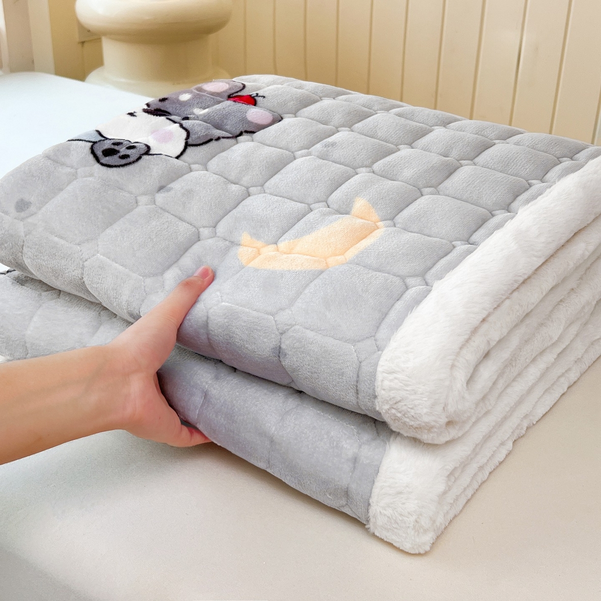 91家纺网 家纺一手货源 找家纺 喜居 2025新款印花牛奶绒夹棉床褥垫床垫子褥子 苹果雪纳瑞