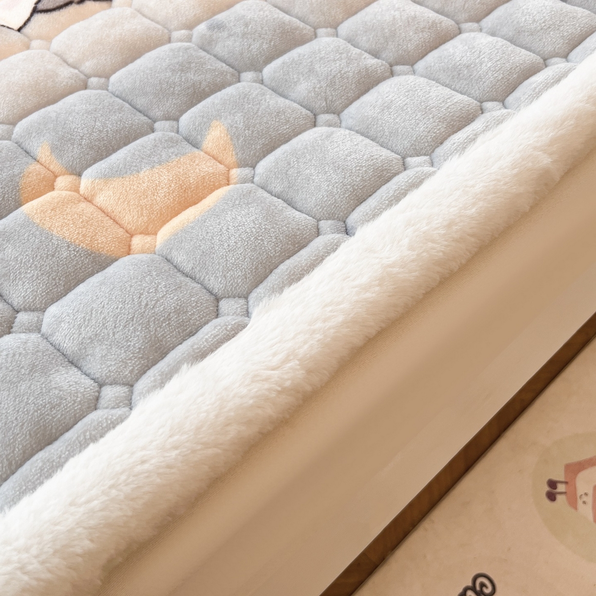 91家纺网 家纺一手货源 找家纺 喜居 2025新款印花牛奶绒夹棉床褥垫床垫子褥子 苹果雪纳瑞