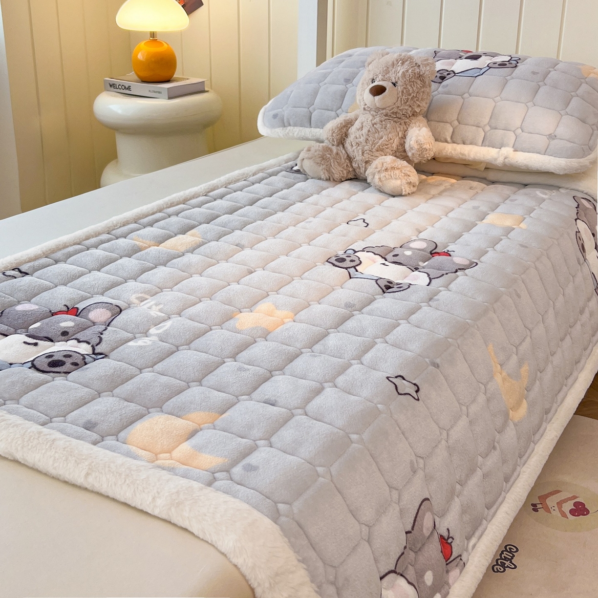 91家纺网 家纺一手货源 找家纺 喜居 2025新款印花牛奶绒夹棉床褥垫床垫子褥子 苹果雪纳瑞