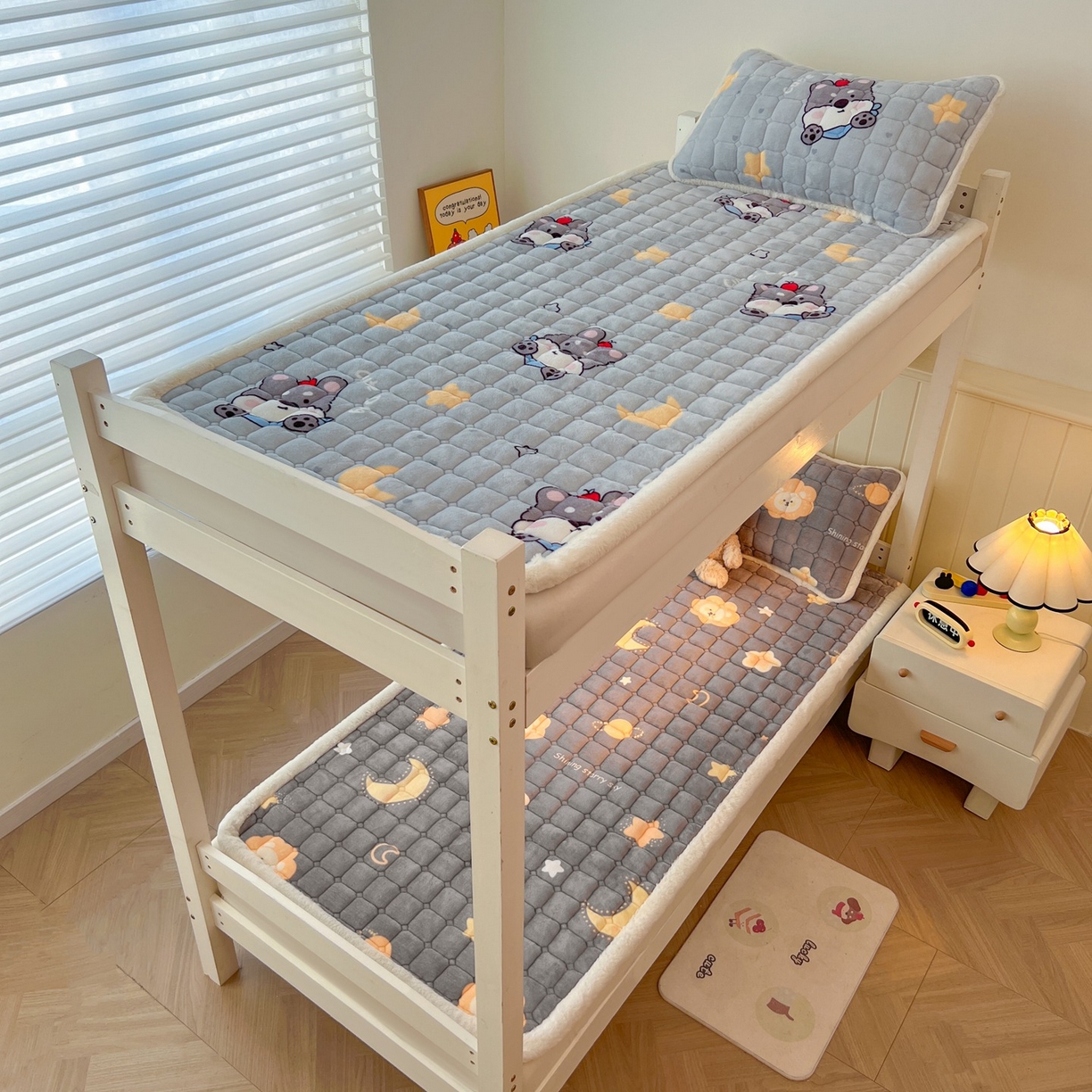 91家纺网 家纺一手货源 找家纺 喜居 2025新款印花牛奶绒夹棉床褥垫床垫子褥子 苹果雪纳瑞