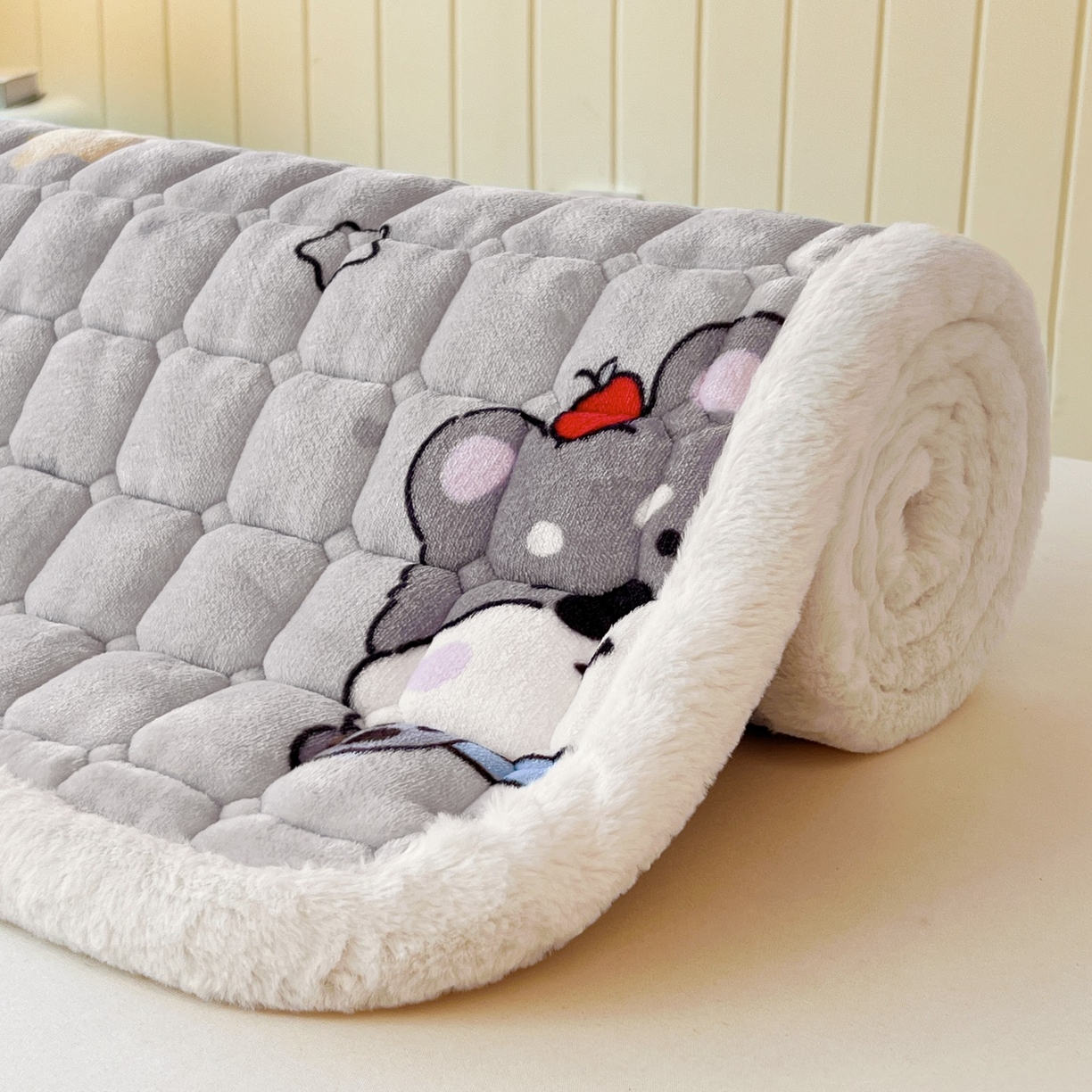 91家纺网 家纺一手货源 找家纺 喜居 2025新款印花牛奶绒夹棉床褥垫床垫子褥子 苹果雪纳瑞