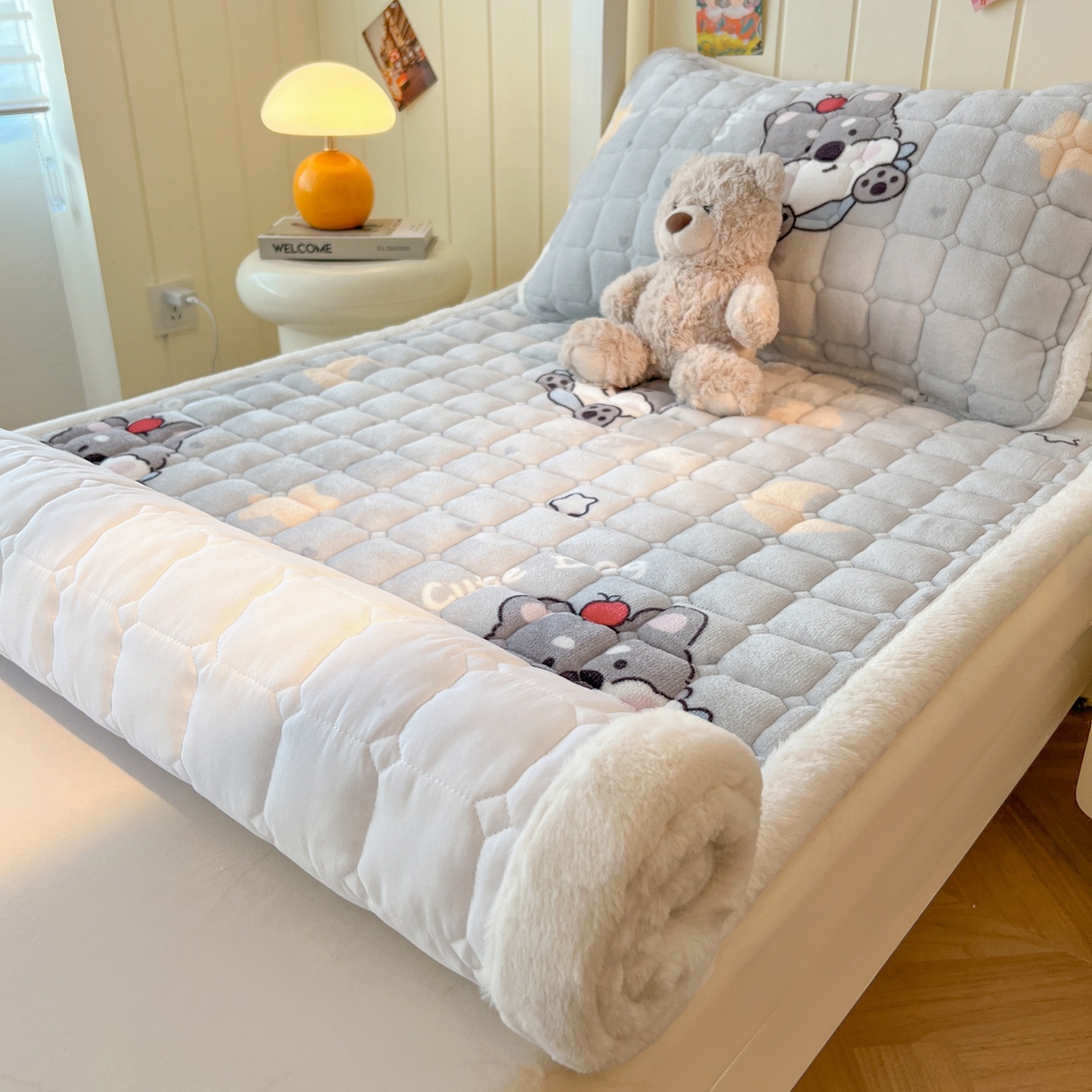 91家纺网 家纺一手货源 找家纺 喜居 2025新款印花牛奶绒夹棉床褥垫床垫子褥子 苹果雪纳瑞