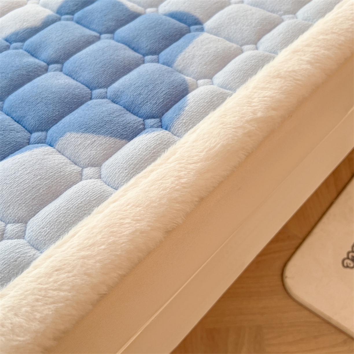 91家纺网 家纺一手货源 找家纺 喜居 2025新款印花牛奶绒夹棉床褥垫床垫子褥子 幸运星