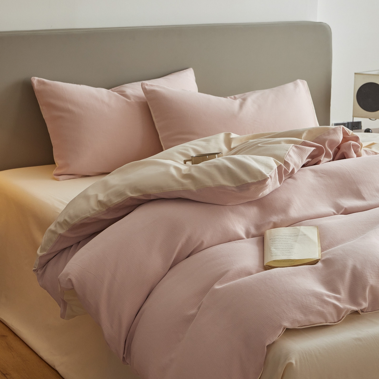 91家纺网 家纺一手货源 找家纺 慕尚家纺 2025新款100s全棉提花磨毛四件套 白桃烟粉+夕照白