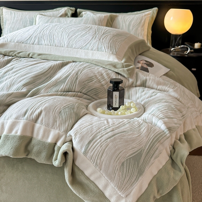 91家纺网 家纺一手货源 找家纺 （总）金牛座家纺 2025新款立体雕花牛奶绒双拼角轻奢四件套-印象和叶影（最低售价不得低于178）