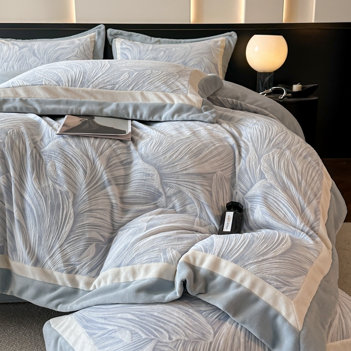 91家纺网 家纺一手货源 找家纺 （总）金牛座家纺 2025新款立体雕花牛奶绒双拼角轻奢四件套-印象和叶影（最低售价不得低于178）