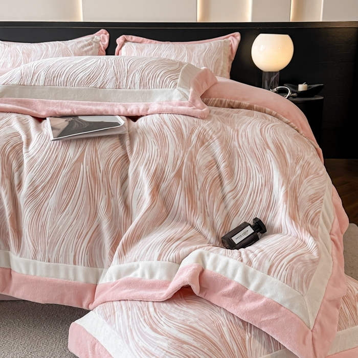 91家纺网 家纺一手货源 找家纺 （总）金牛座家纺 2025新款立体雕花牛奶绒双拼角轻奢四件套-印象和叶影（最低售价不得低于178）