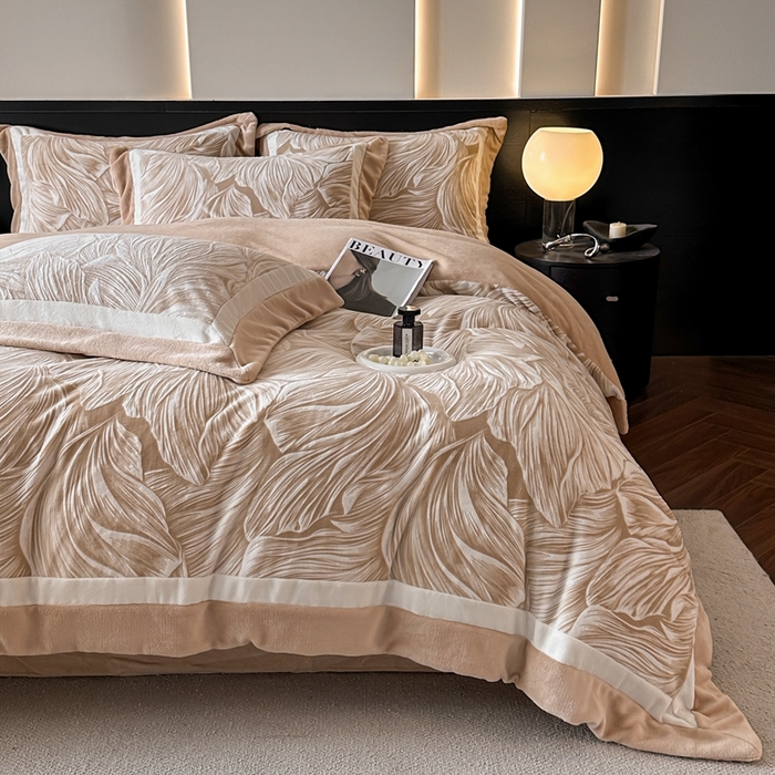 91家纺网 家纺一手货源 找家纺 金牛座家纺 2025新款立体雕花牛奶绒双拼角轻奢四件套-印象和叶影（最低售价不得低于178） 叶影-卡其