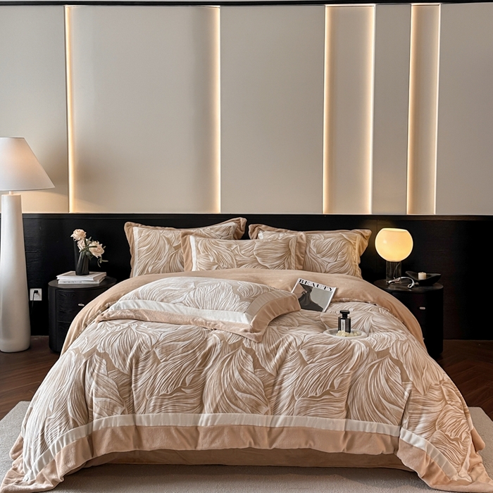 91家纺网 家纺一手货源 找家纺 金牛座家纺 2025新款立体雕花牛奶绒双拼角轻奢四件套-印象和叶影（最低售价不得低于178） 叶影-卡其